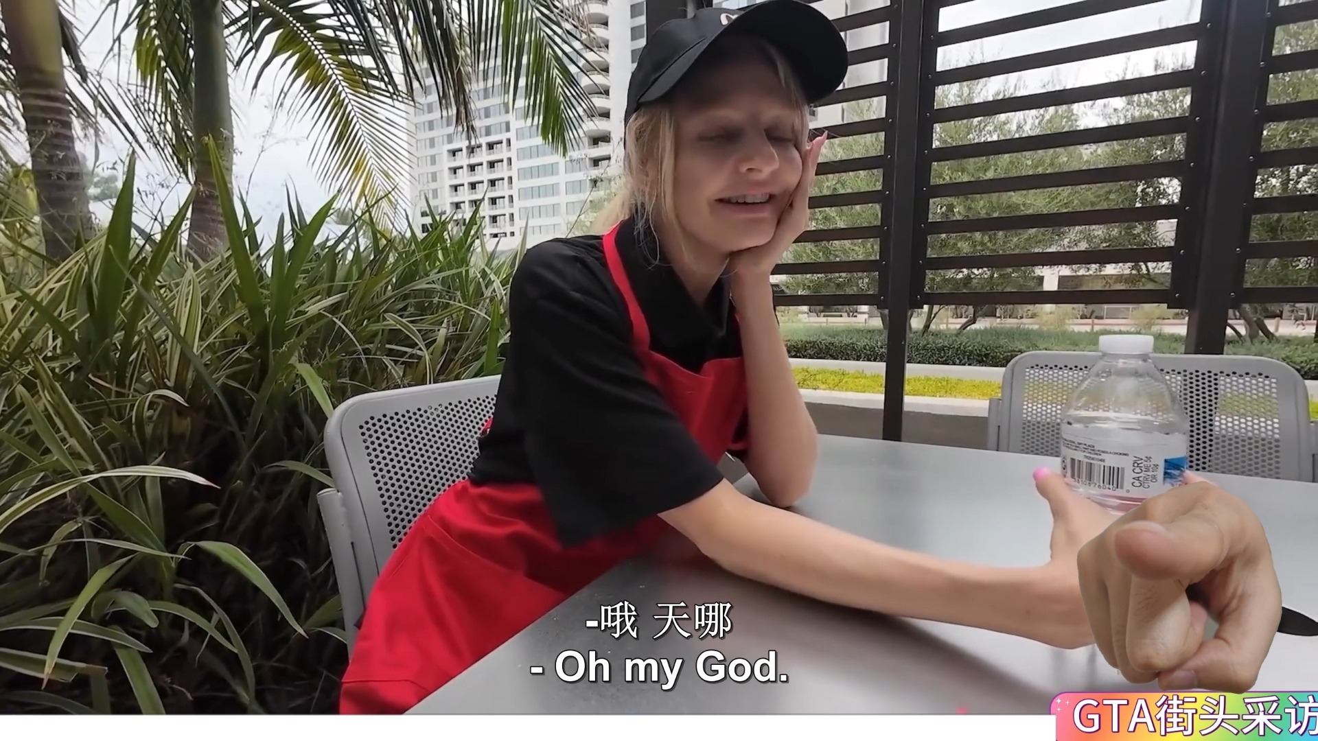 街头系列-彩色波波头的泳装老师